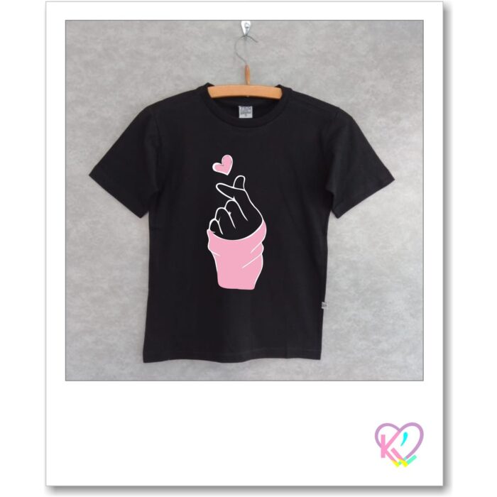 Camiseta básica Coração Coreano – mão coreana -DORAMAS – Com estampa metalizada