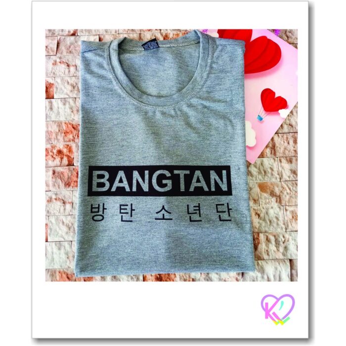 Camiseta básica UNISSEX Bangtan Soyodan ( BTS )  com escrita também em coreano. Grupo de Kpop