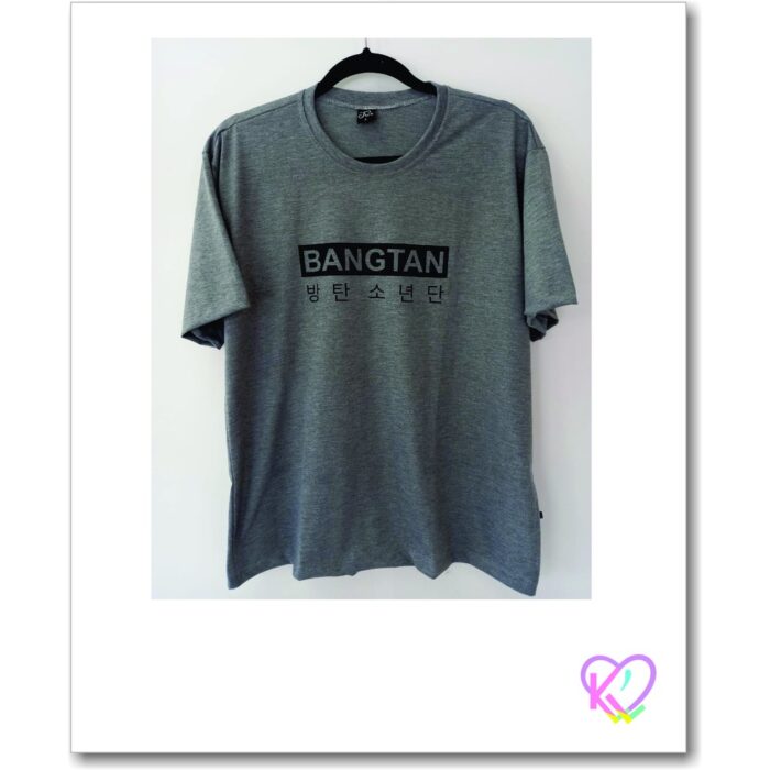 Camiseta básica UNISSEX Bangtan Soyodan ( BTS )  com escrita também em coreano. Grupo de Kpop